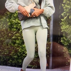 NEU Ribbed Seamless Sports Bra